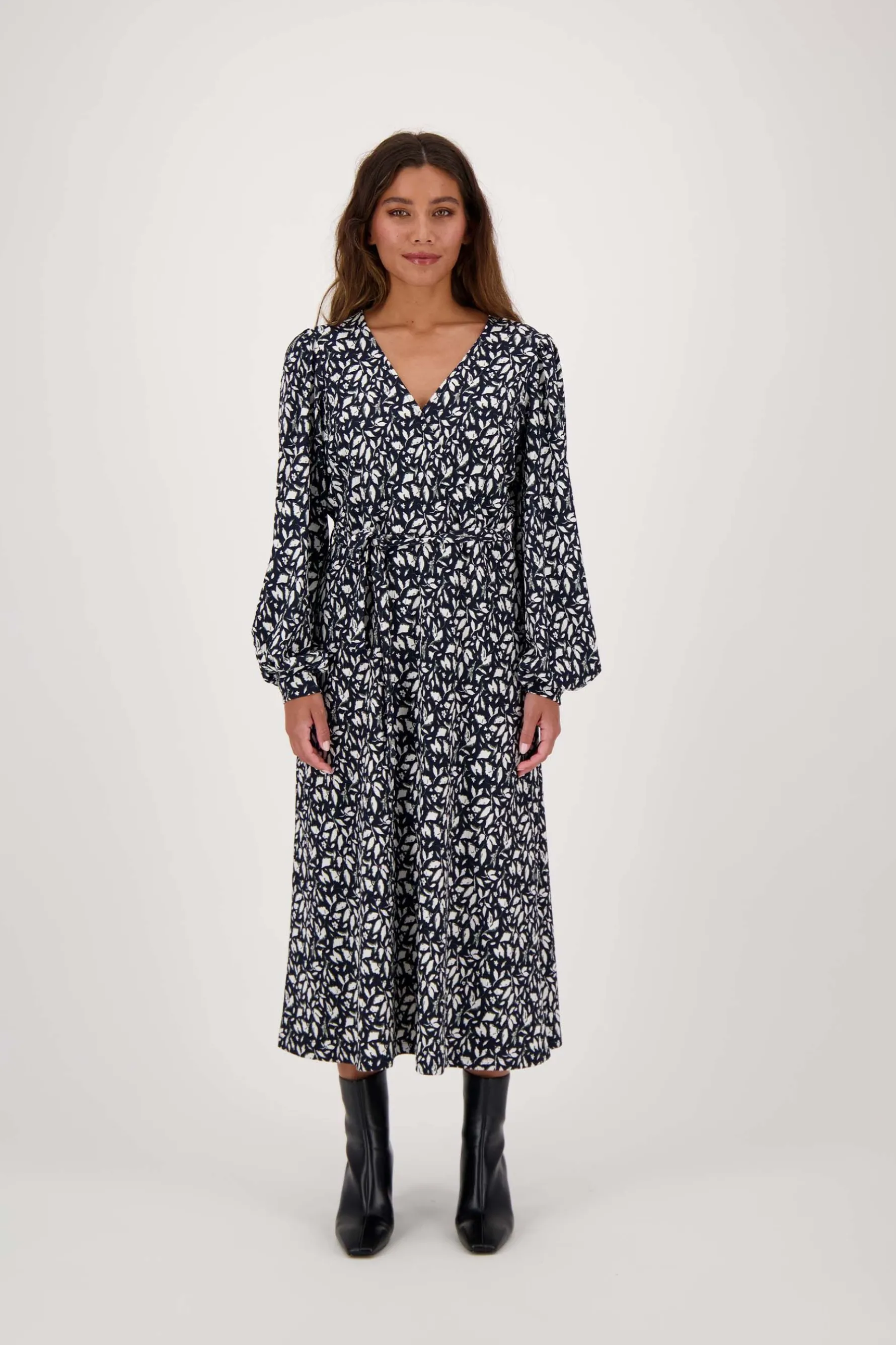zusss wikkeljurk met blaadjesprint donkerblauw